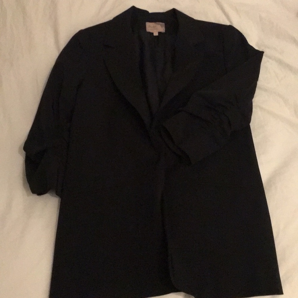 Boyfriend black blazer with 3/4 sleeves.